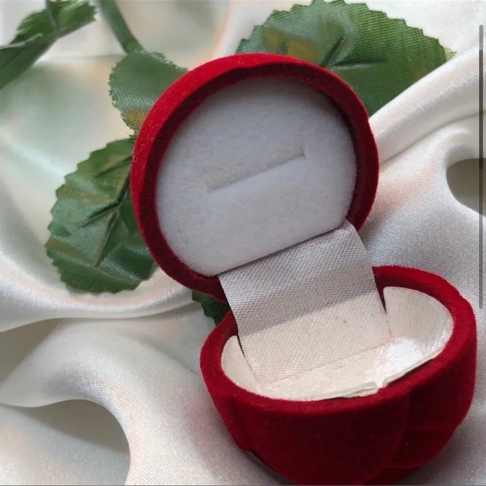 NEW| Rose Ring Gift Box - Picture 4 of 5